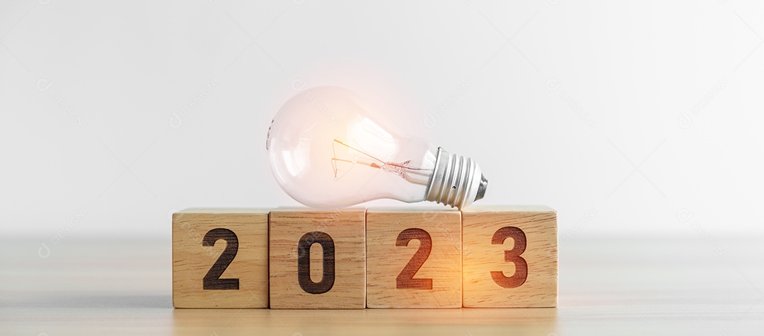 Bloco 2023 com lâmpada. Ideia de negócio, criativo, pensamento