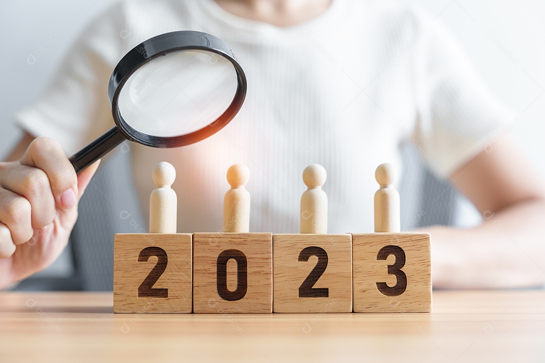 Bloco 2023 com lupa e pessoas. contratação, empregado