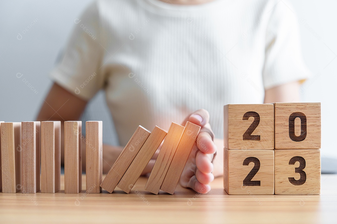 Mão pare de cair blocos com 2023 anos. Gerenciamento de riscos, recesso