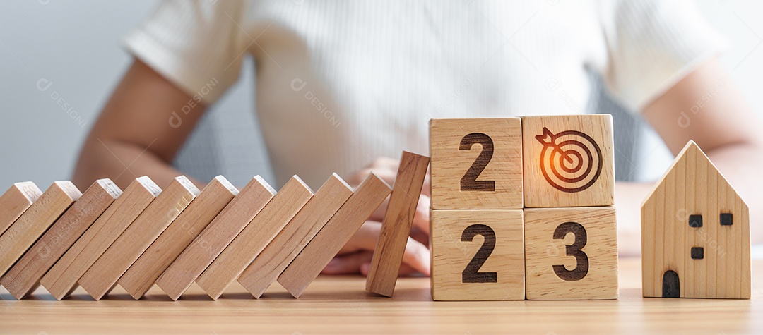 Blcos caindo com 2023 anos protegem a miniatura da casa. Inflação