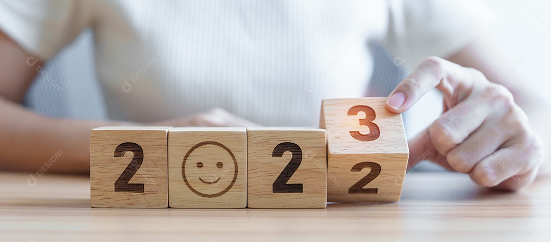 Rosto sorridente com bloco 2023. Satisfação, feedback, revisão