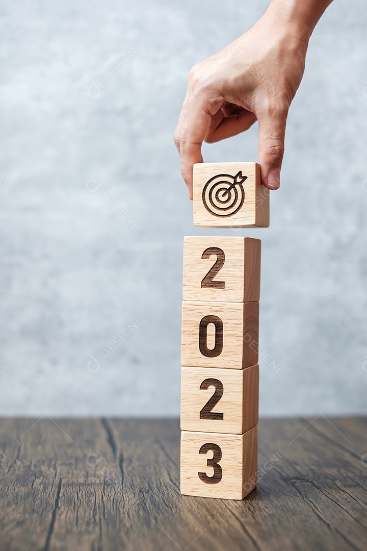 Bloco 2023 com placa de dardos. Objetivo de negócios, alvo, resolução