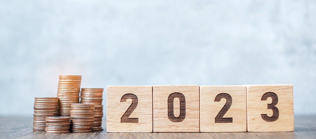 Bloco do ano de 2023 com pilha de moedas. Dinheiro, Orçamento, imposto, investimento