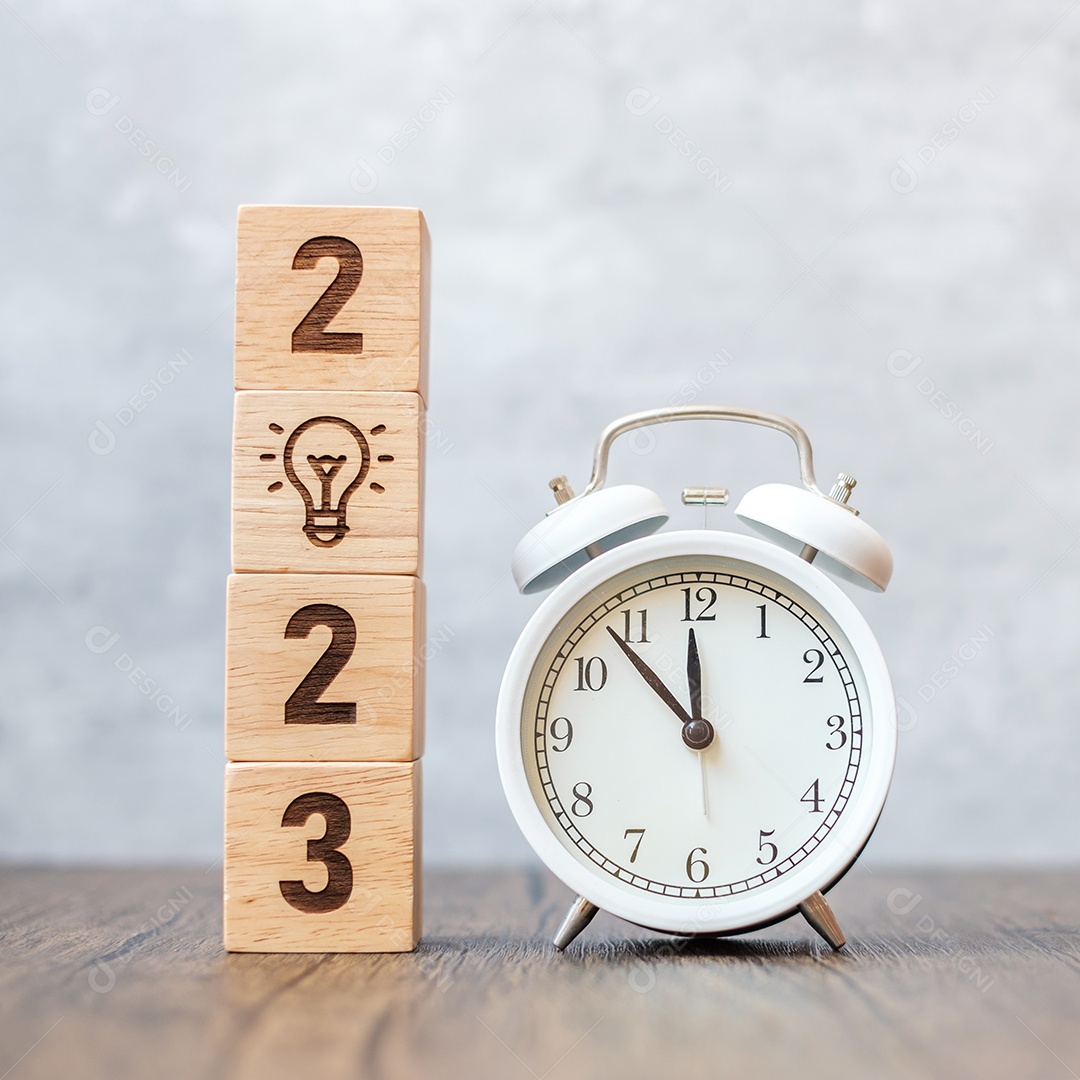 Feliz Ano Novo com despertador vintage e bloco 2023 com luz
