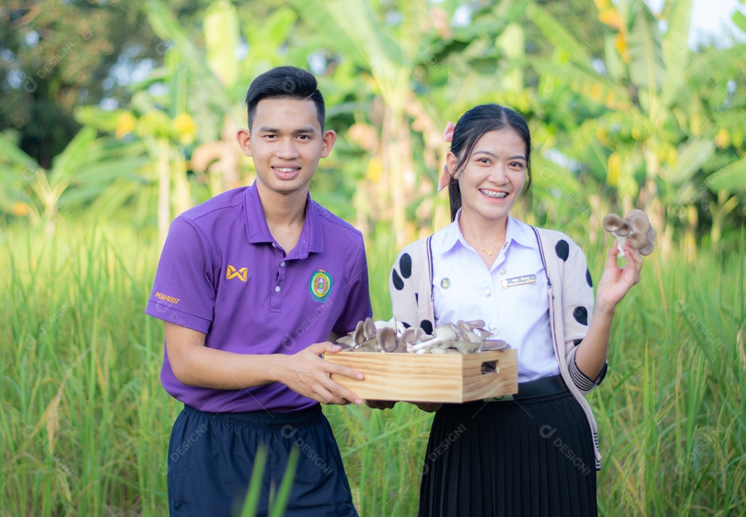 Casal de agricultores no campo