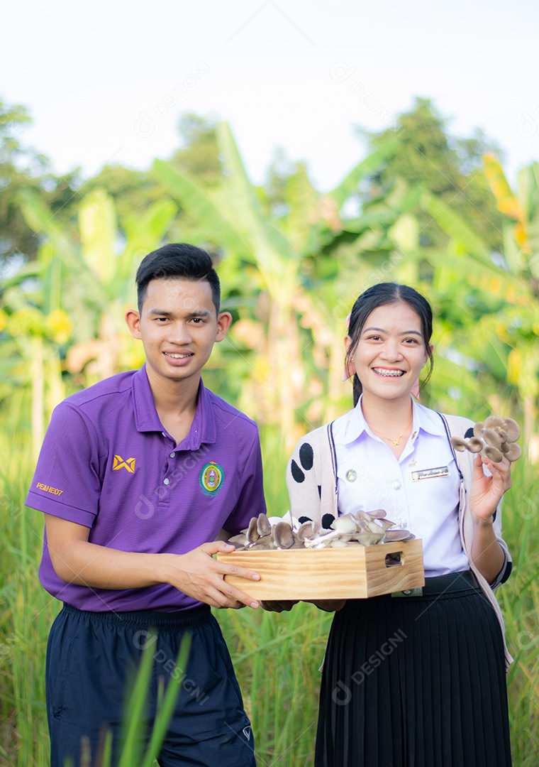 Casal de agricultores no campo