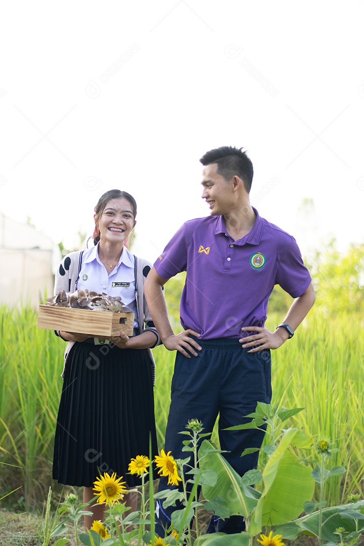 casal de agricultores no campo