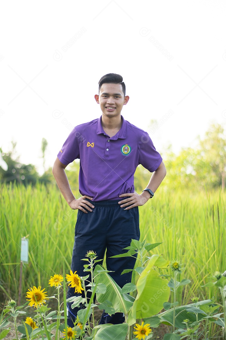 Homem agricultor no campo