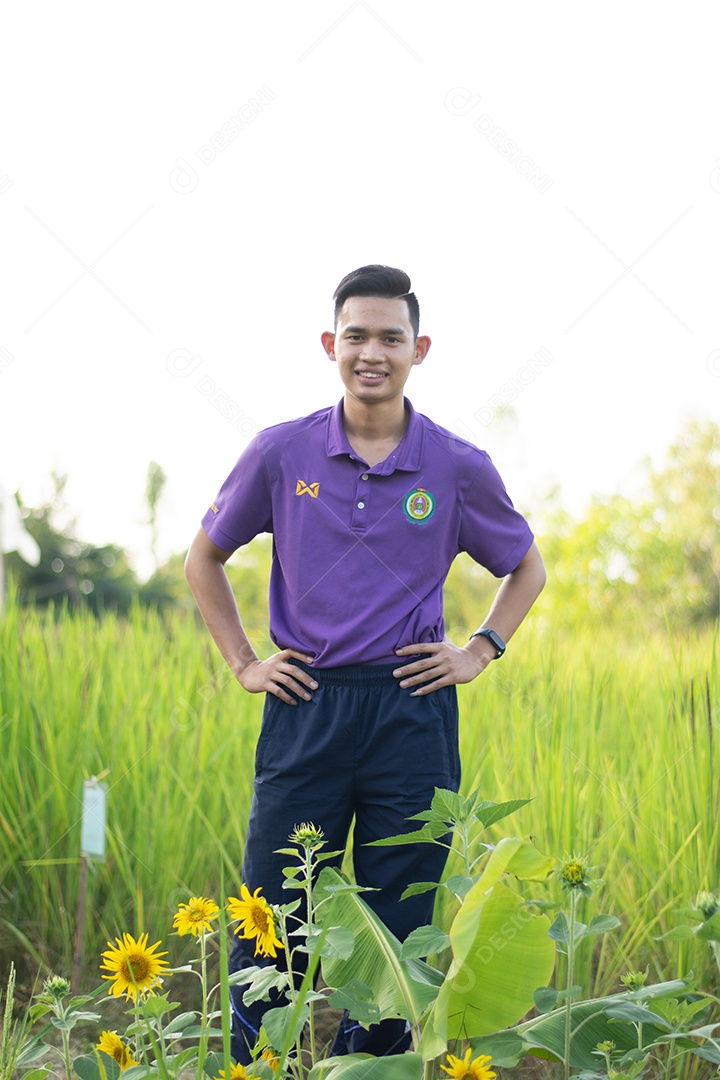 Homem agricultor no campo