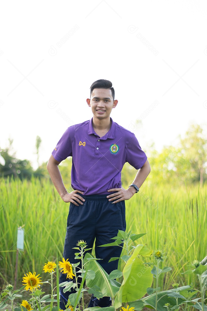 Homem agricultor no campo