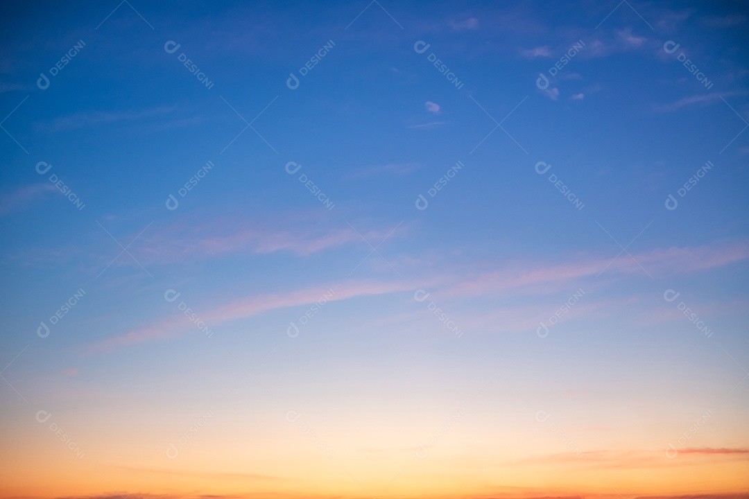 Belo pôr do sol no céu azul. Céu azul com algumas nuvens. céu azul