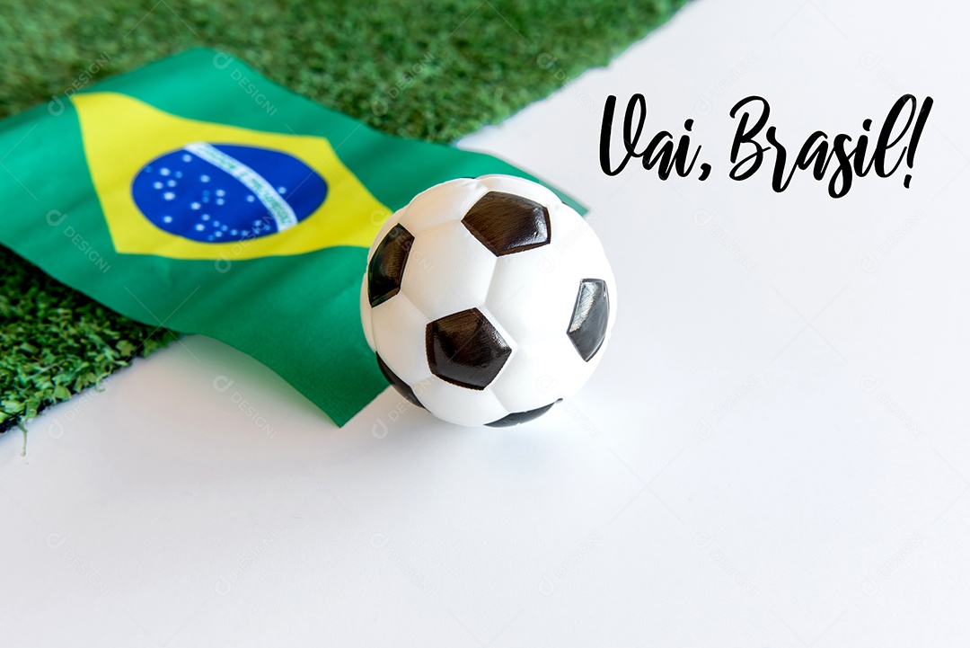 Copa do mundo, bola de futebol e bandeira brasileira em branco e verde