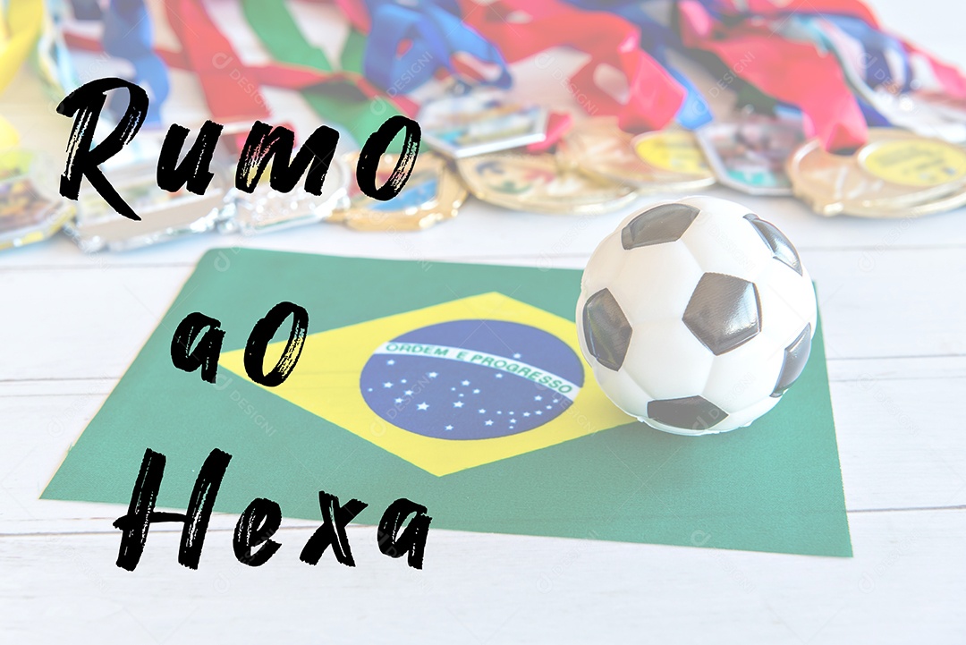 Copa do mundo, bola de futebol em cima da bandeira brasileira