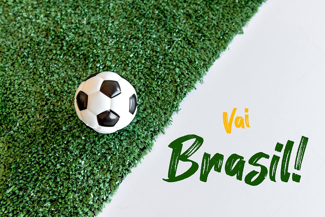 Bola de futebol na grama, fundo branco