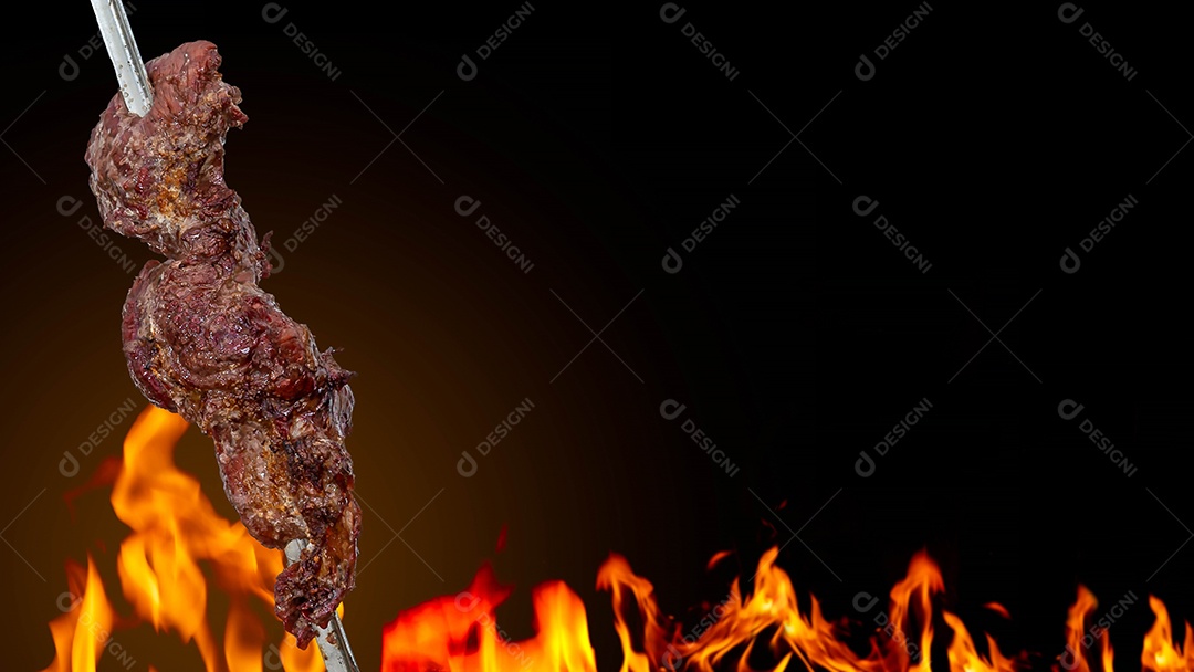 Churrasco brasileiro, carne de churrasco tradicional no espeto