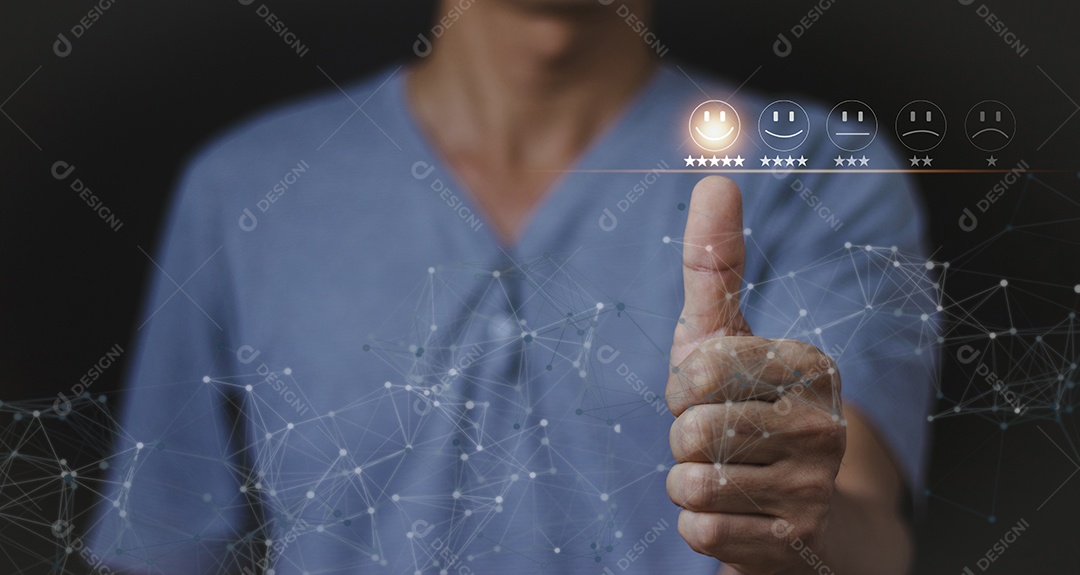 O usuário avalia a experiência de serviço no aplicativo online