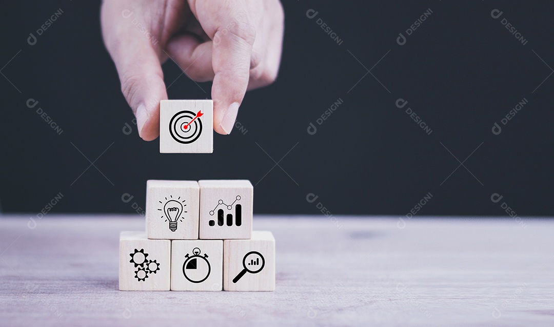 Estratégia de negócios, plano de ação, objetivo e alvo, pilha manual de madeira