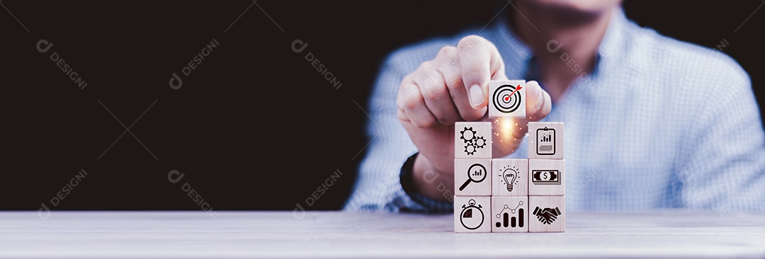 estratégia de negócios, plano de ação, objetivo e alvo, pilha manual de madeira