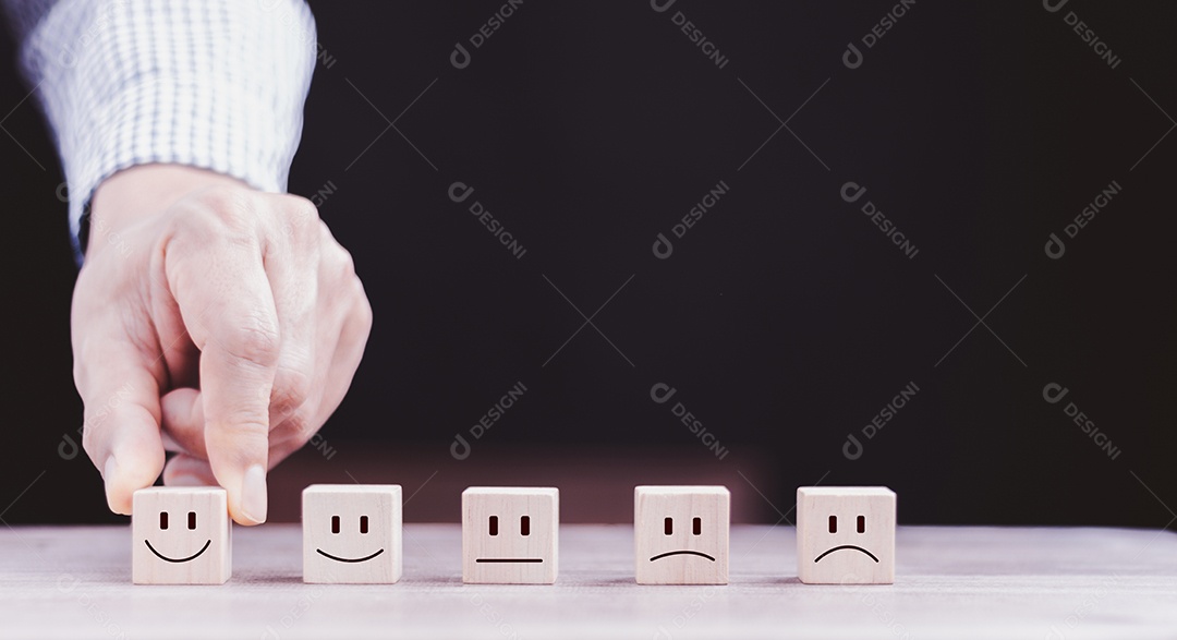 Melhor experiência do cliente de classificação de serviços de negócios excelentes. Sentado