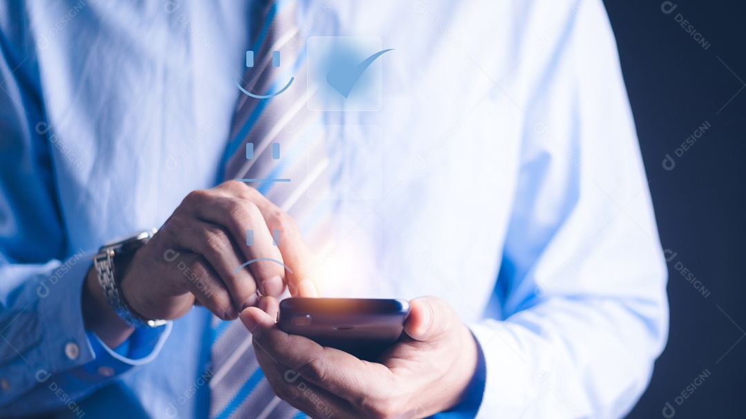 Atendimento ao cliente e conceito de satisfação Empresário está tocando