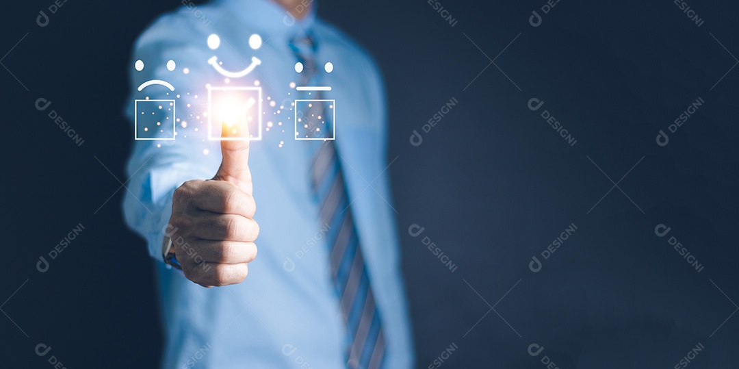 Atendimento ao cliente e conceito de satisfação Empresário está tocando