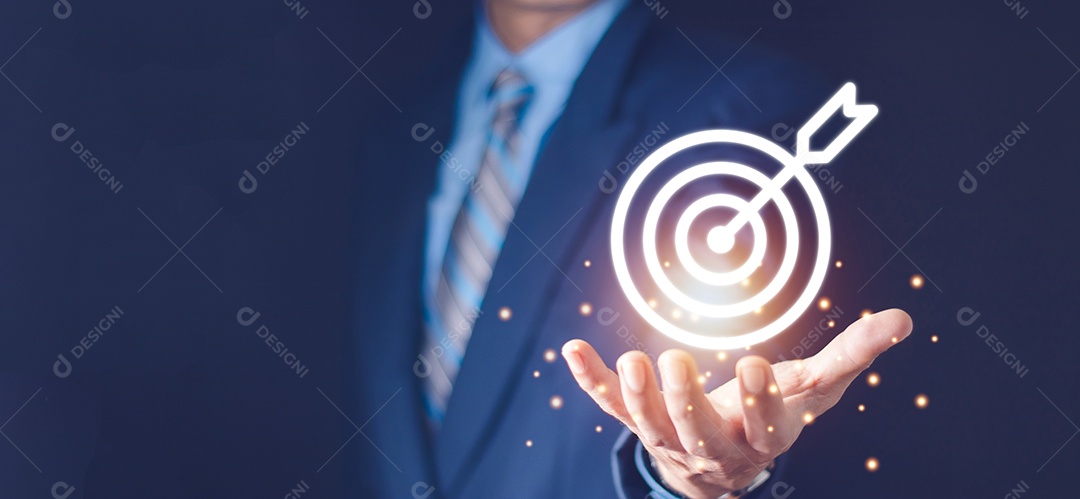 Empresário segurando dardos virtuais e seta