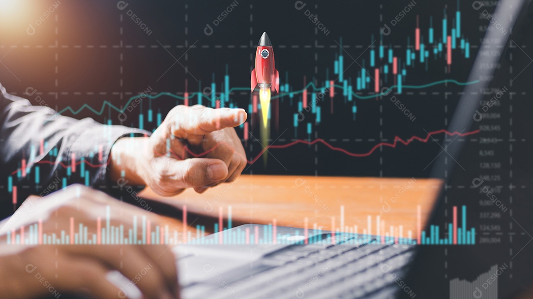 Empresário ou comerciante mostrando estoque de holograma com a direção