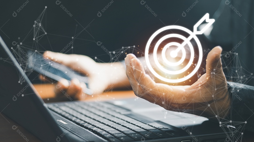 Empresário segurando dardos virtuais e seta