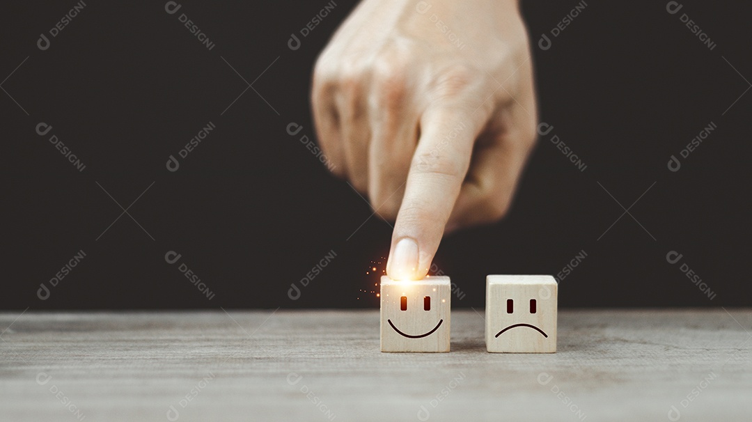 Mão do cliente, escolha o rosto sorridente e o rosto triste desfocado i