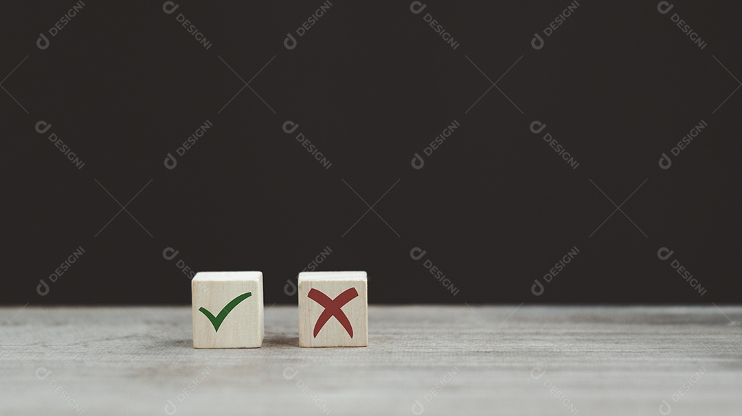 Marca de escala e marca de cruz x em cubos de madeira. Blocos de madeira