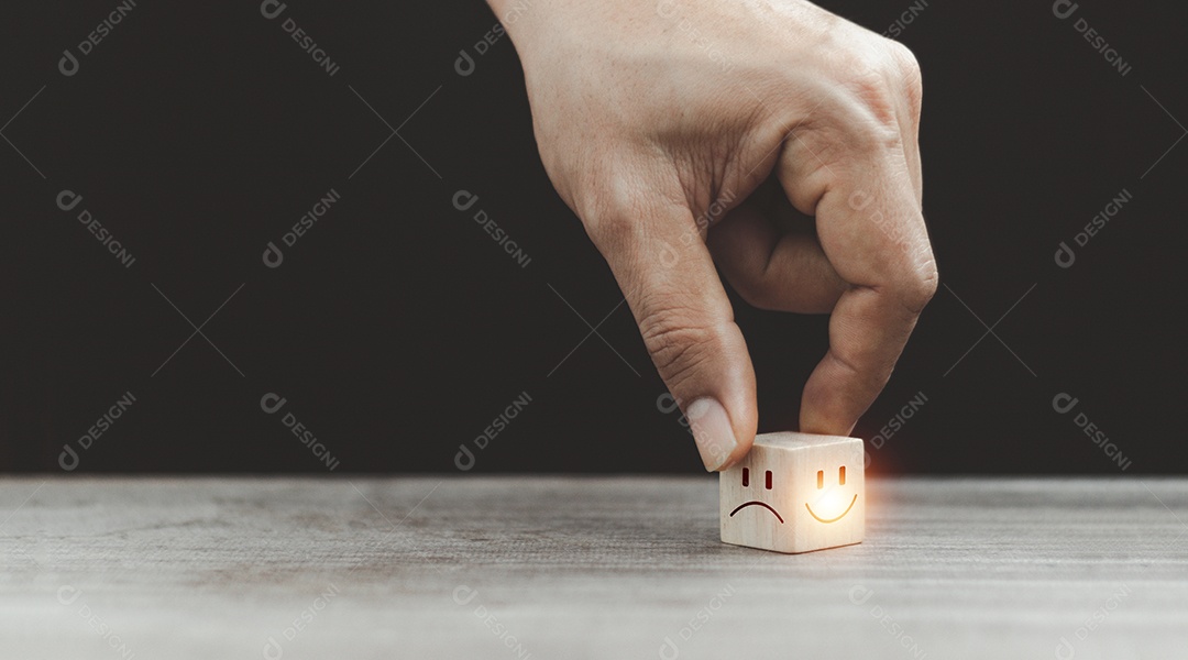 Mão do cliente, escolha o rosto sorridente e o ícone de rosto triste