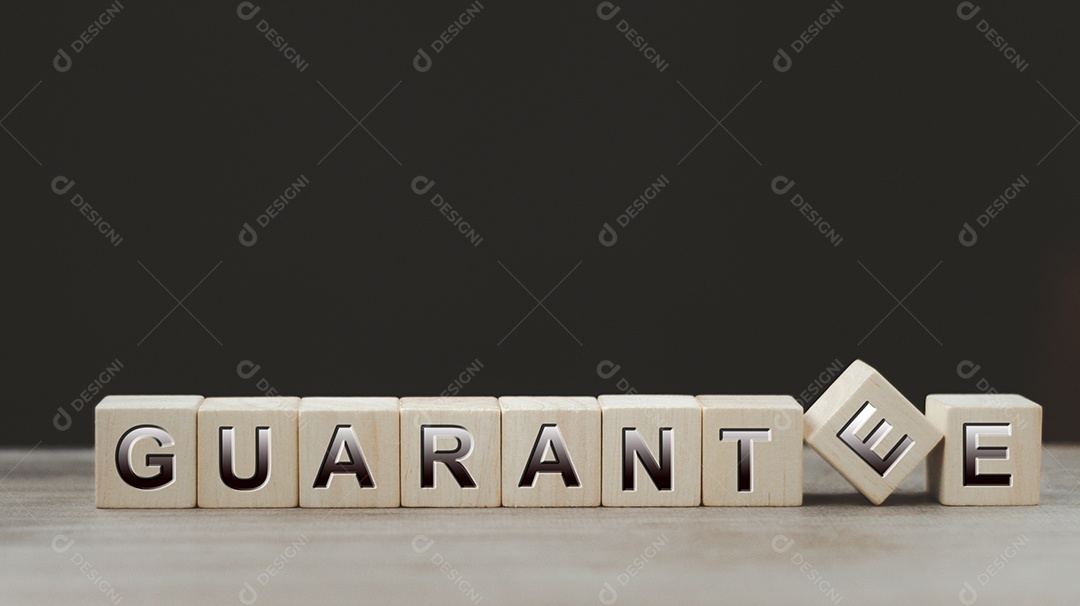 GARANTIA de texto no bloco de cubo de madeira, conceito de investimento em ações.