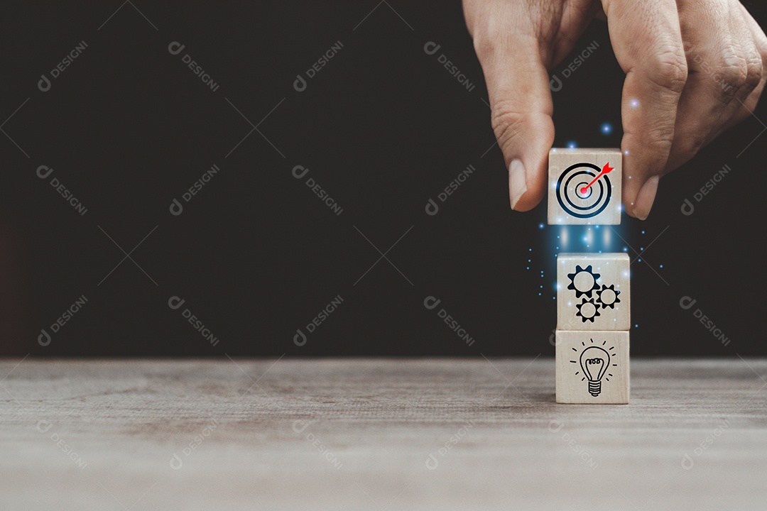 Definição de Metas. Mão feminina colocando blocos de madeira