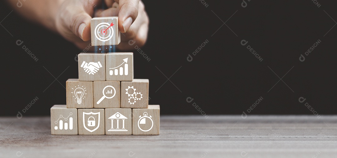 Organização manual do empilhamento de blocos de madeira com estratégia de negócios