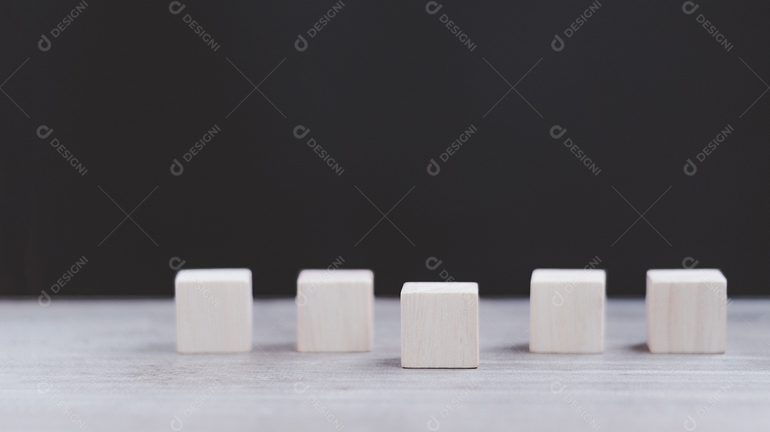 Linha de cinco blocos de madeira em branco sobre um fundo escuro
