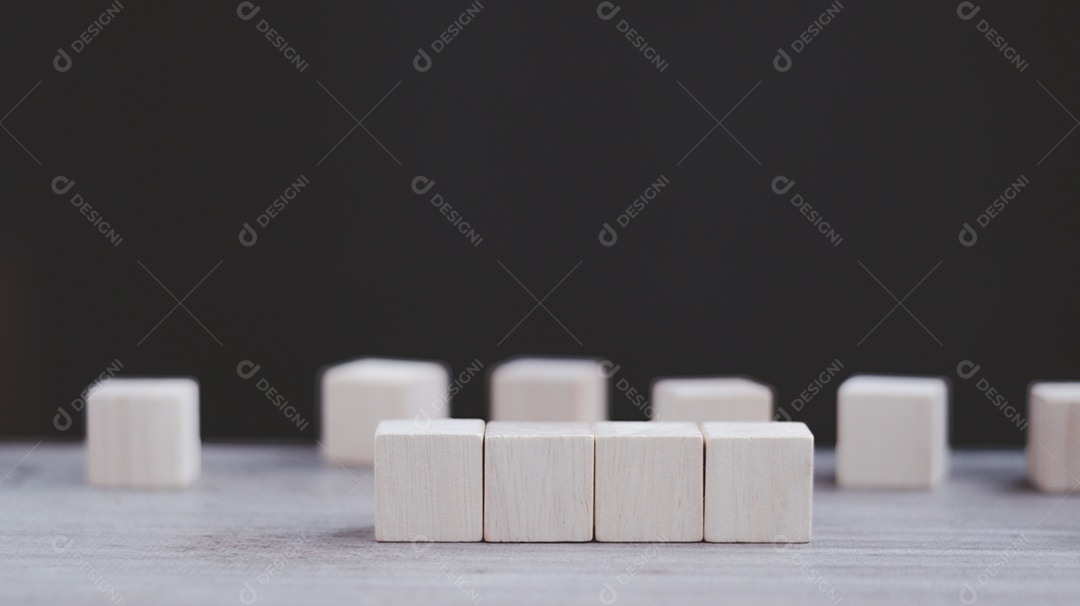 Empilhe blocos de madeira em um fundo escuro