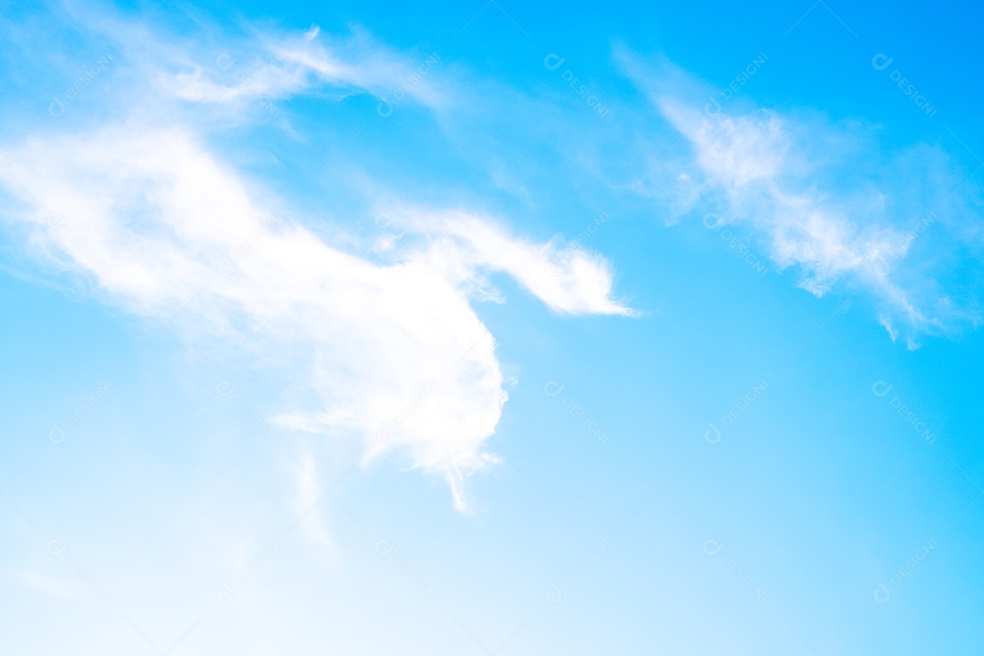 Lindas nuvens brancas macias no céu azul perfeitas para as costas