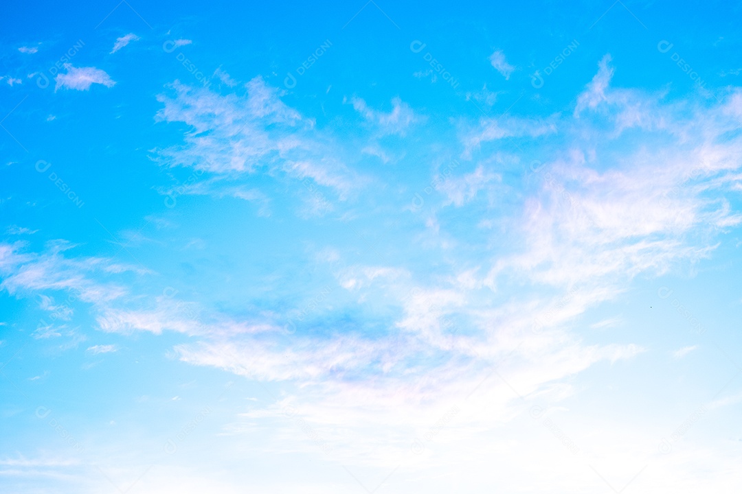 Lindas nuvens brancas macias no céu azul perfeitas para as costas