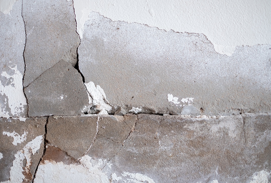 Velho muro de concreto em preto e branco, parede de cimento, parede quebrada