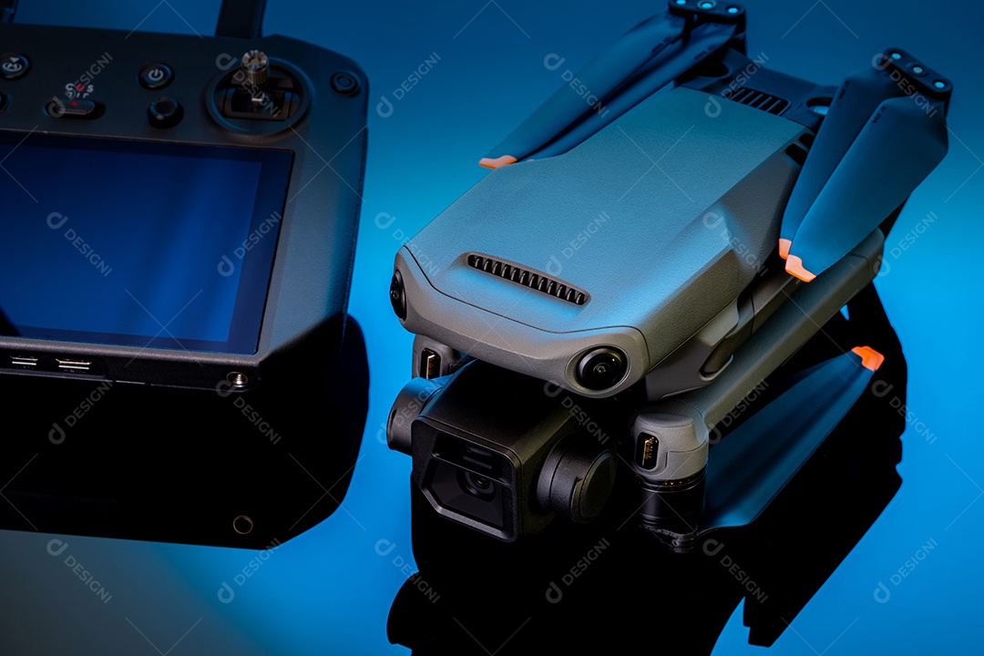 Drone e controle remoto. UAV ou veículo aéreo não tripulado.