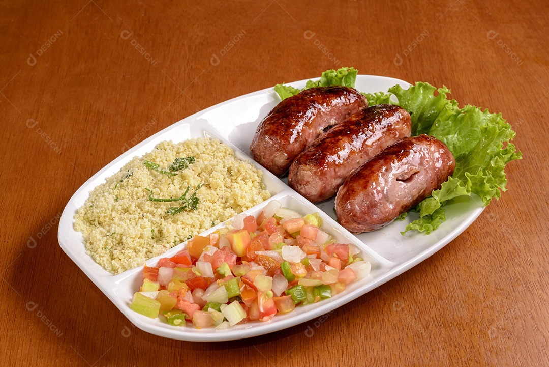 Linguiça com farinha de mandioca frita e vinagrete. Aperitivo tradicional brasileiro.