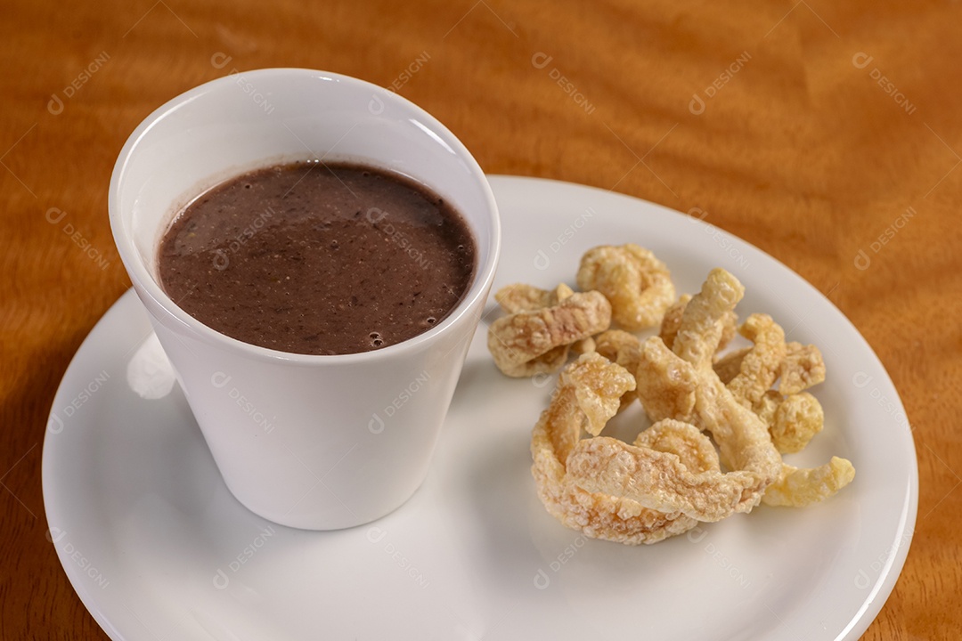 Caldo de feijão com torresmo. Aperitivo tradicional brasileiro.