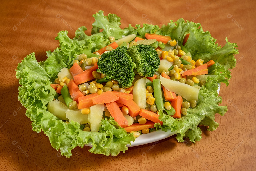 Salada de legumes, com brócolis, cenoura, batata, chuchu, milho, alface, vagem