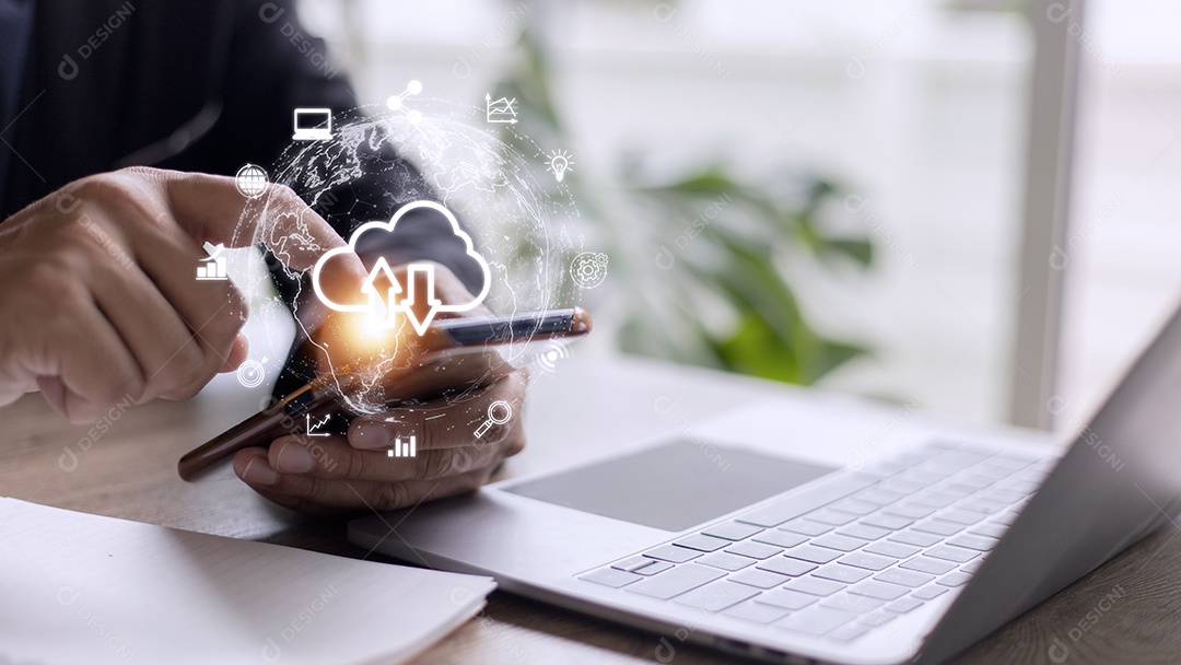 Mão segurando a computação em nuvem virtual com mundo e tecnologia