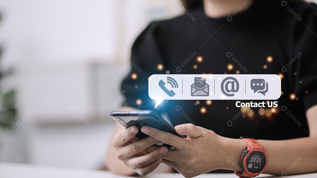 Mão de pessoas segurando smartphone móvel com correio