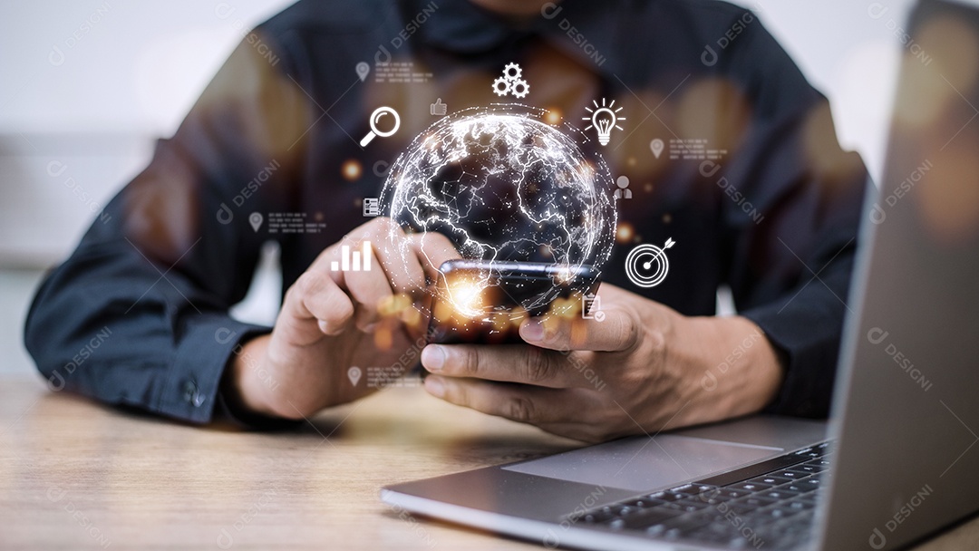 Pessoas usam smartphones móveis. Negócios globais de conexão de internet