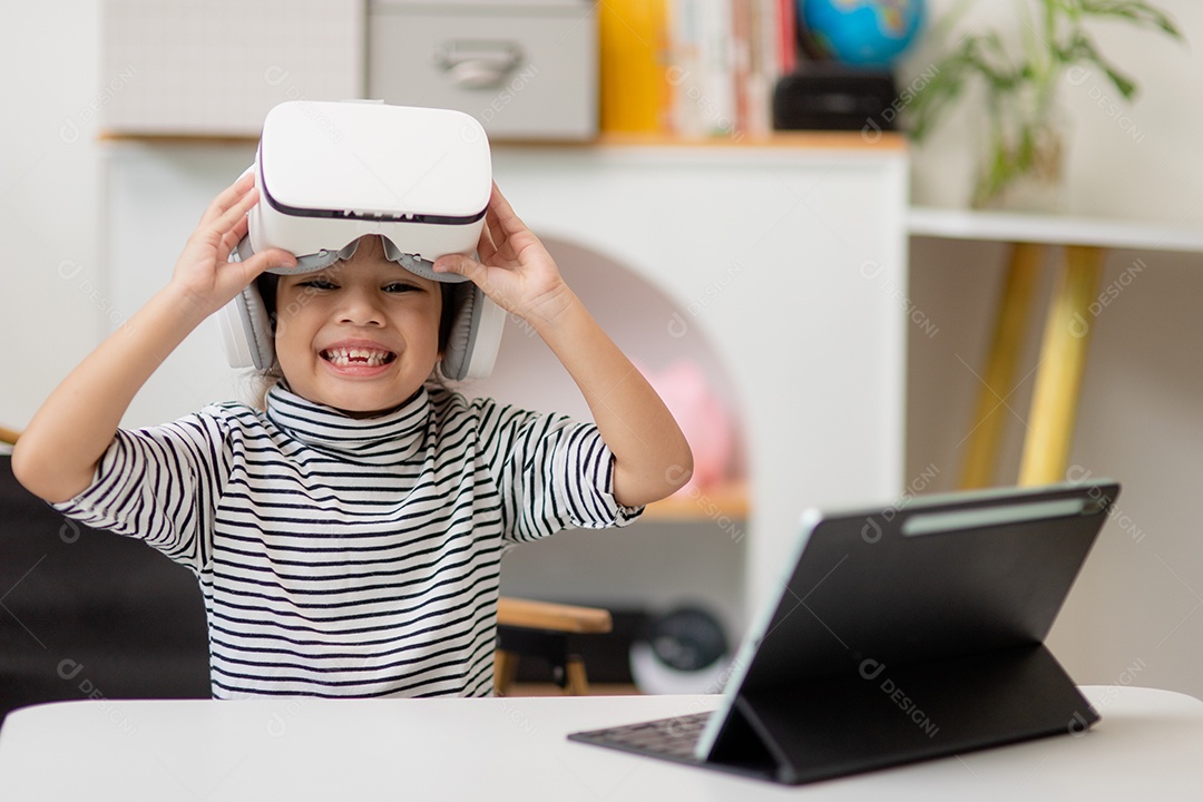 Menina asiática estuda online com VR, realidade virtual