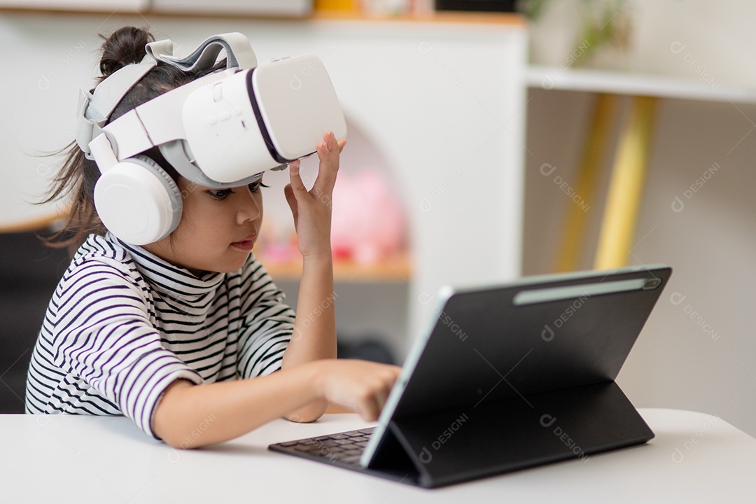 Menina asiática estuda online com VR, realidade virtual