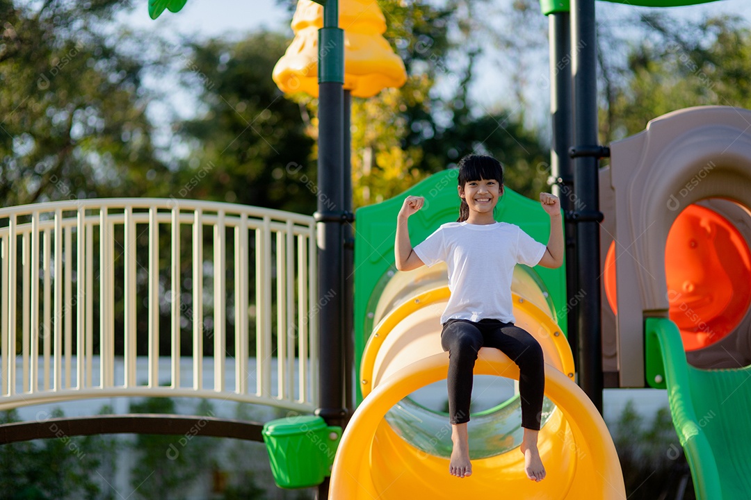 Criança brincando no playground ao ar livre. Crianças brincam na escola