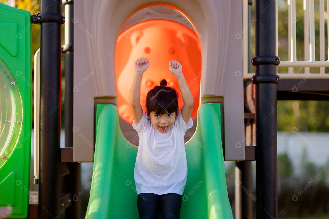 Criança brincando no playground ao ar livre. Crianças brincam na escola ou tipo